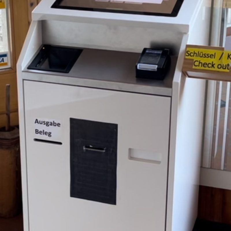 Hotel-Bahnhof-Checkin-Automat